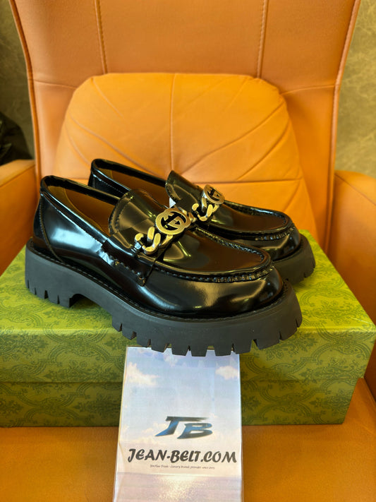 Mocassins de couro Gucci com sola de couro e corrente GG entrelaçada