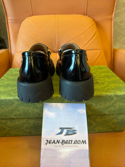 Mocassins de couro Gucci com sola de couro e corrente GG entrelaçada