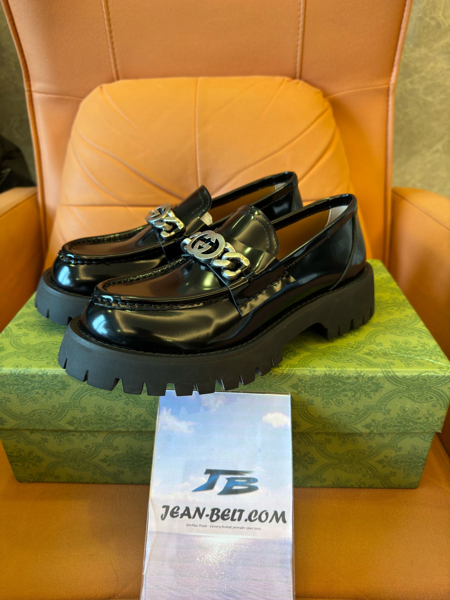 Mocassins de couro Gucci com sola de couro e corrente GG entrelaçada