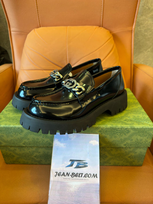 Mocassins de couro Gucci com sola de couro e corrente GG entrelaçada