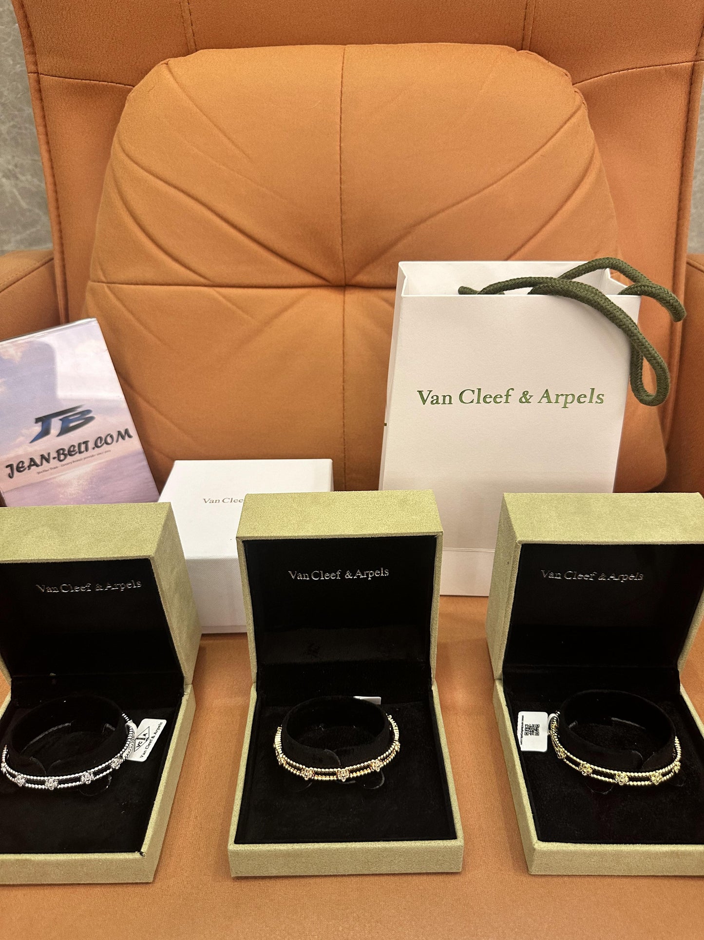 Pulseras de diamantes Van Cleef &amp; Arpels Perlée Clover en oro amarillo, oro blanco y oro rosa