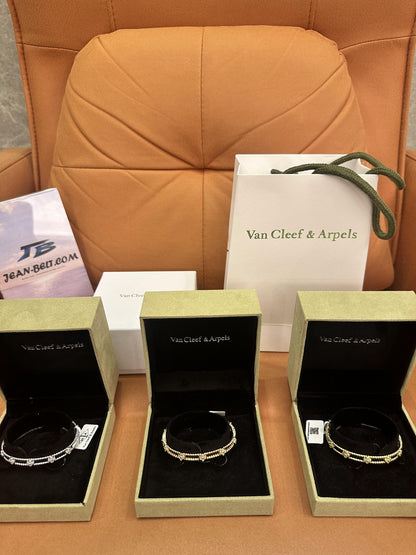 Pulseras de diamantes Van Cleef &amp; Arpels Perlée Clover en oro amarillo, oro blanco y oro rosa