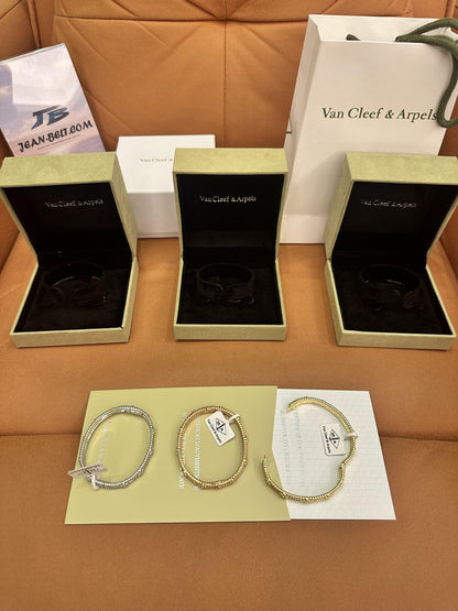 Pulseras de diamantes Van Cleef &amp; Arpels Perlée Clover en oro amarillo, oro blanco y oro rosa