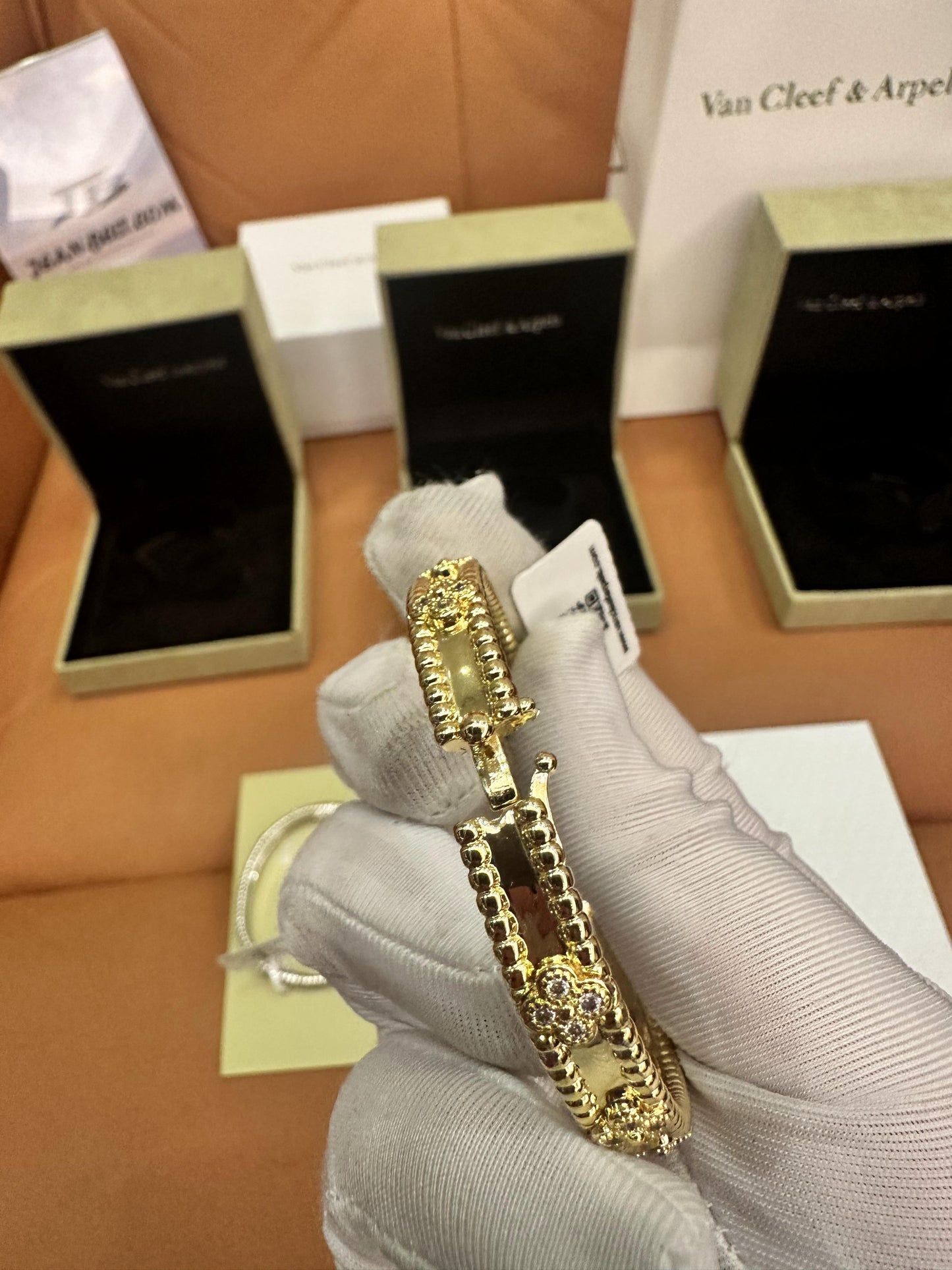 Pulseras de diamantes Van Cleef &amp; Arpels Perlée Clover en oro amarillo, oro blanco y oro rosa