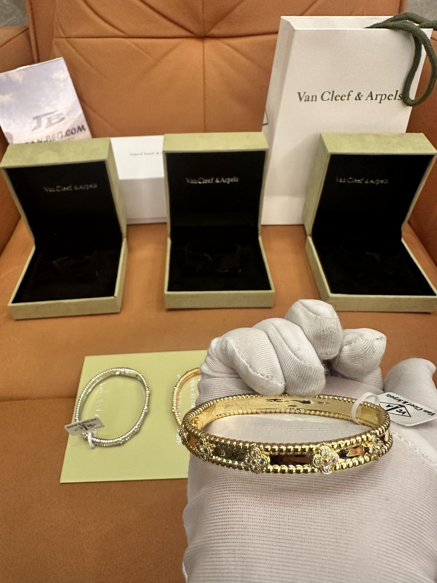 Pulseras de diamantes Van Cleef &amp; Arpels Perlée Clover en oro amarillo, oro blanco y oro rosa