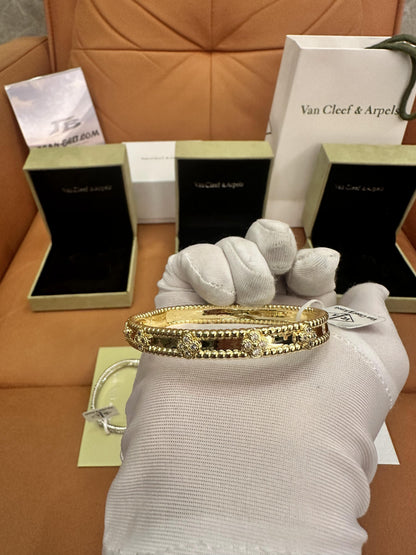 Pulseras de diamantes Van Cleef &amp; Arpels Perlée Clover en oro amarillo, oro blanco y oro rosa