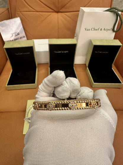 Pulseras de diamantes Van Cleef &amp; Arpels Perlée Clover en oro amarillo, oro blanco y oro rosa