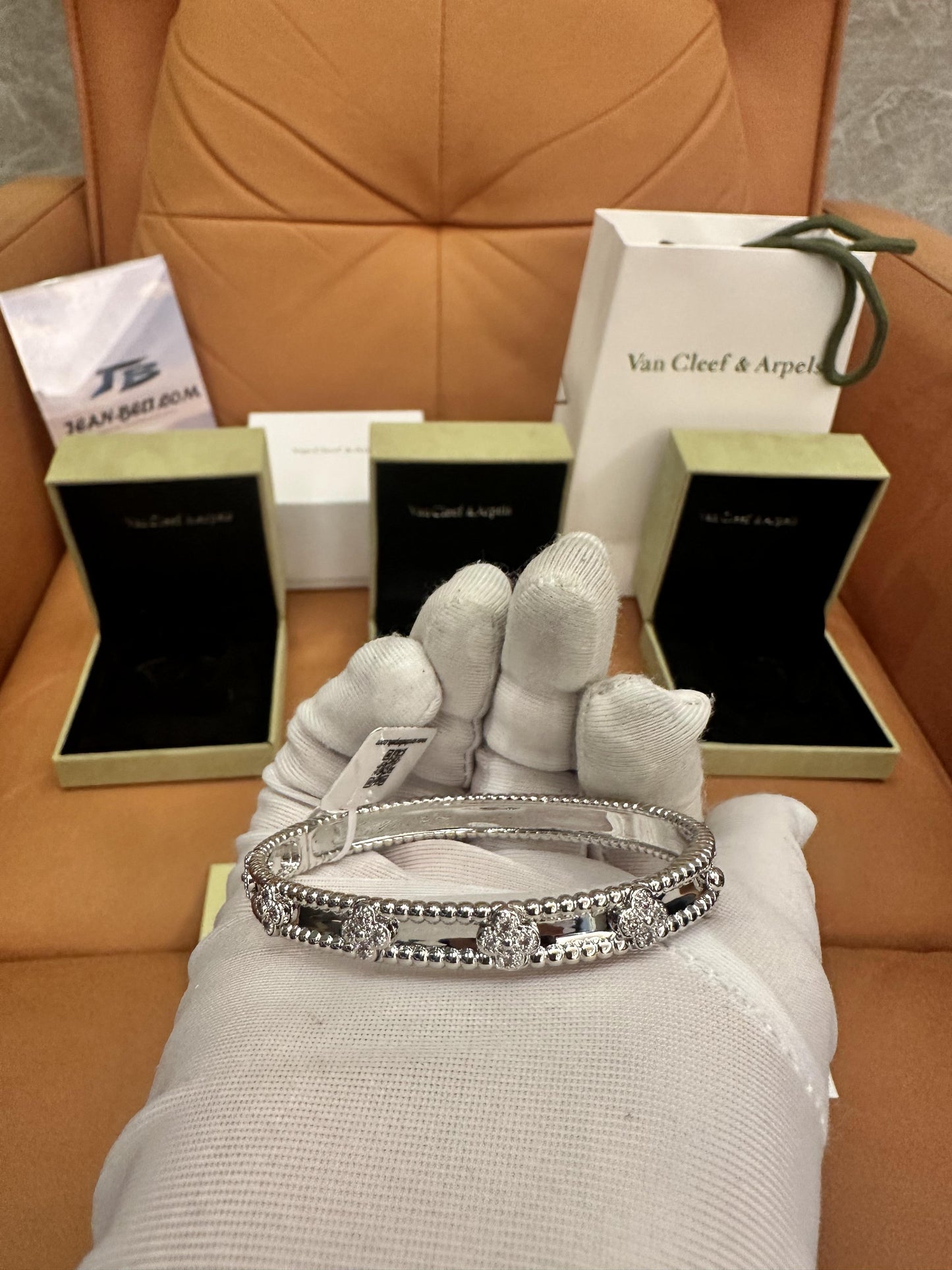 Pulseras de diamantes Van Cleef &amp; Arpels Perlée Clover en oro amarillo, oro blanco y oro rosa