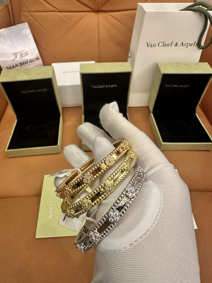 Pulseras de diamantes Van Cleef &amp; Arpels Perlée Clover en oro amarillo, oro blanco y oro rosa