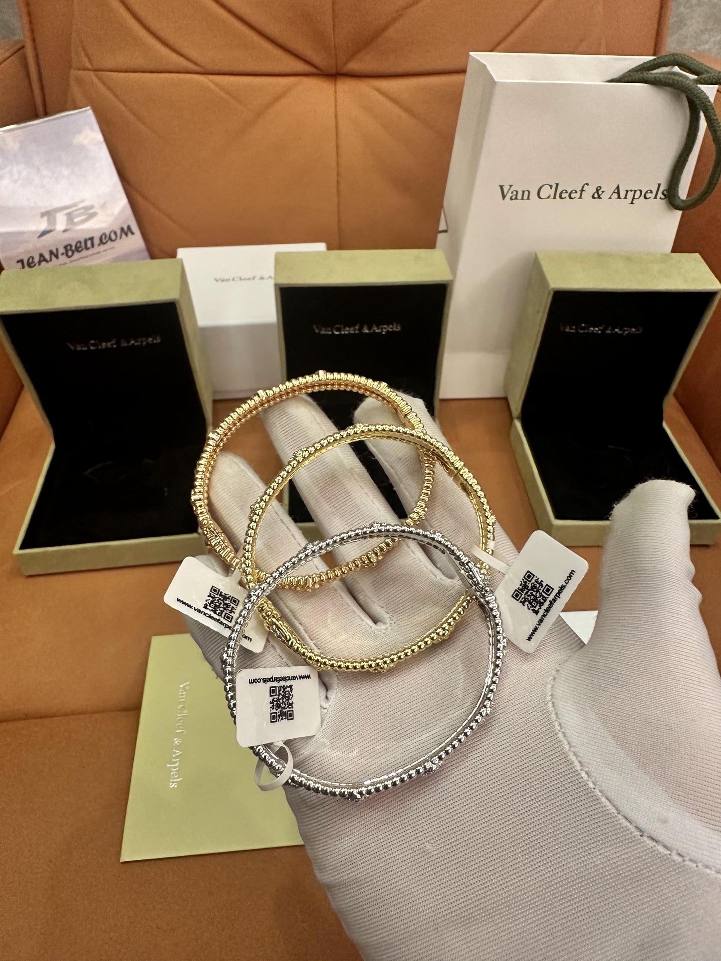 Pulseras de diamantes Van Cleef &amp; Arpels Perlée Clover en oro amarillo, oro blanco y oro rosa