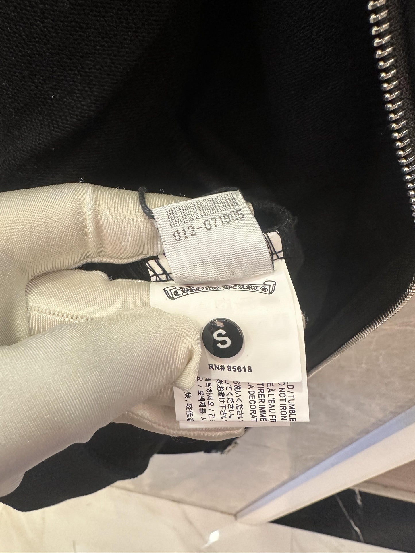 Moletom com capuz preto Chrome Hearts com zíper e estampa de cruz vermelha