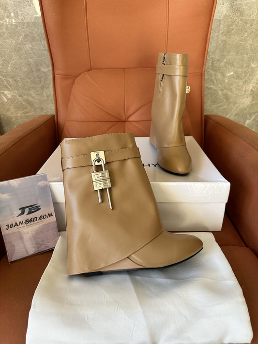 Botas de cano curto Givenchy Shark Lock em couro castanho