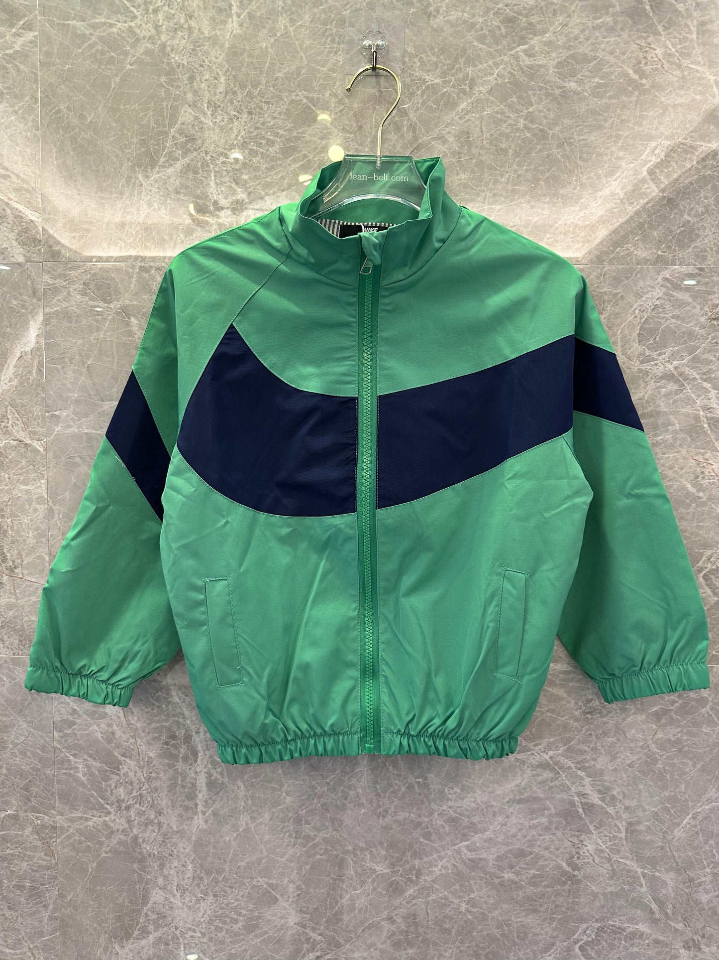 Chaqueta cortavientos Nike con logo verde y azul marino