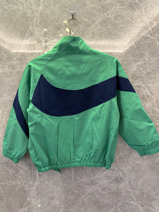 Chaqueta cortavientos Nike con logo verde y azul marino