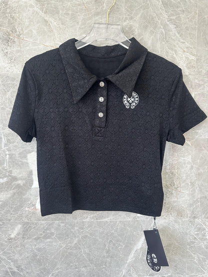 Conjunto de top corto tipo polo bordado negro y minifalda plisada de Chrome Hearts