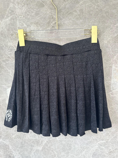 Conjunto de top corto tipo polo bordado negro y minifalda plisada de Chrome Hearts