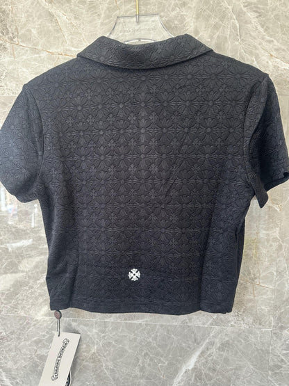 Conjunto de top corto tipo polo bordado negro y minifalda plisada de Chrome Hearts