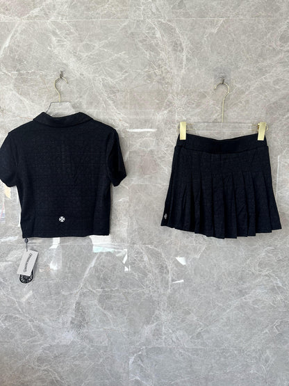 Conjunto de top corto tipo polo bordado negro y minifalda plisada de Chrome Hearts