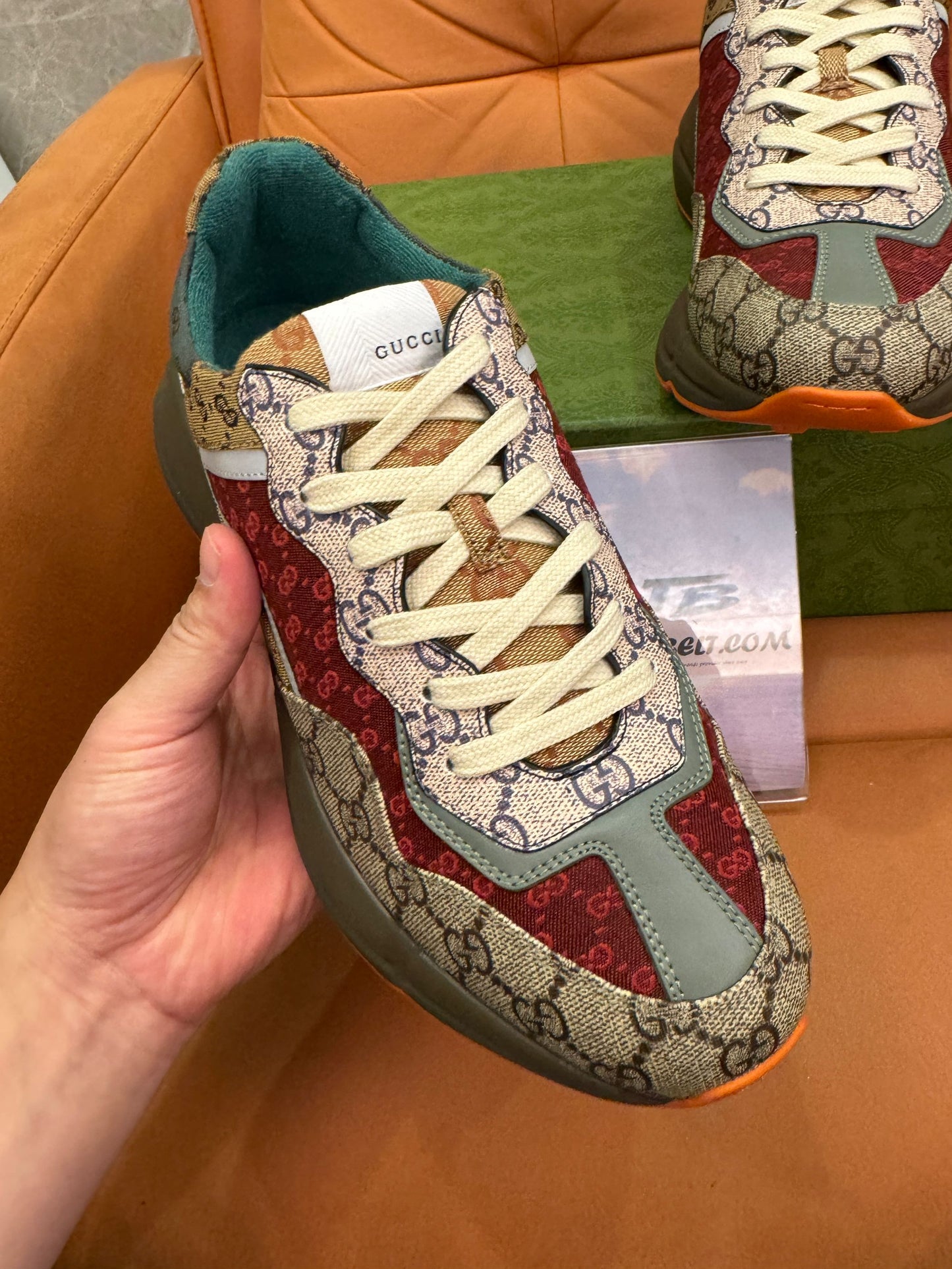 Zapatillas Gucci Rhyton beige y rojo