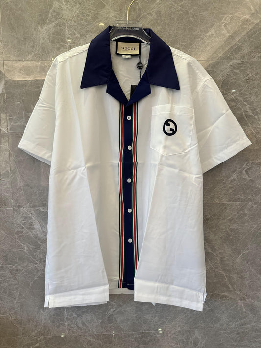 Camisa branca de manga curta Gucci com botões, gola azul marinho e listras