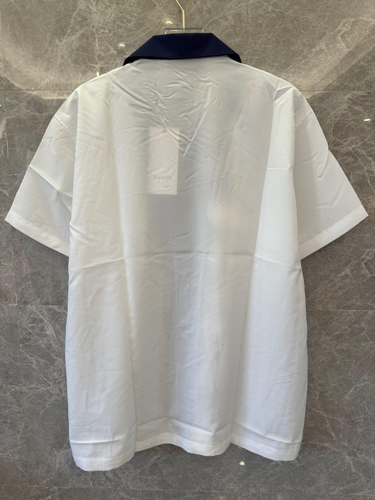 Camisa branca de manga curta Gucci com botões, gola azul marinho e listras