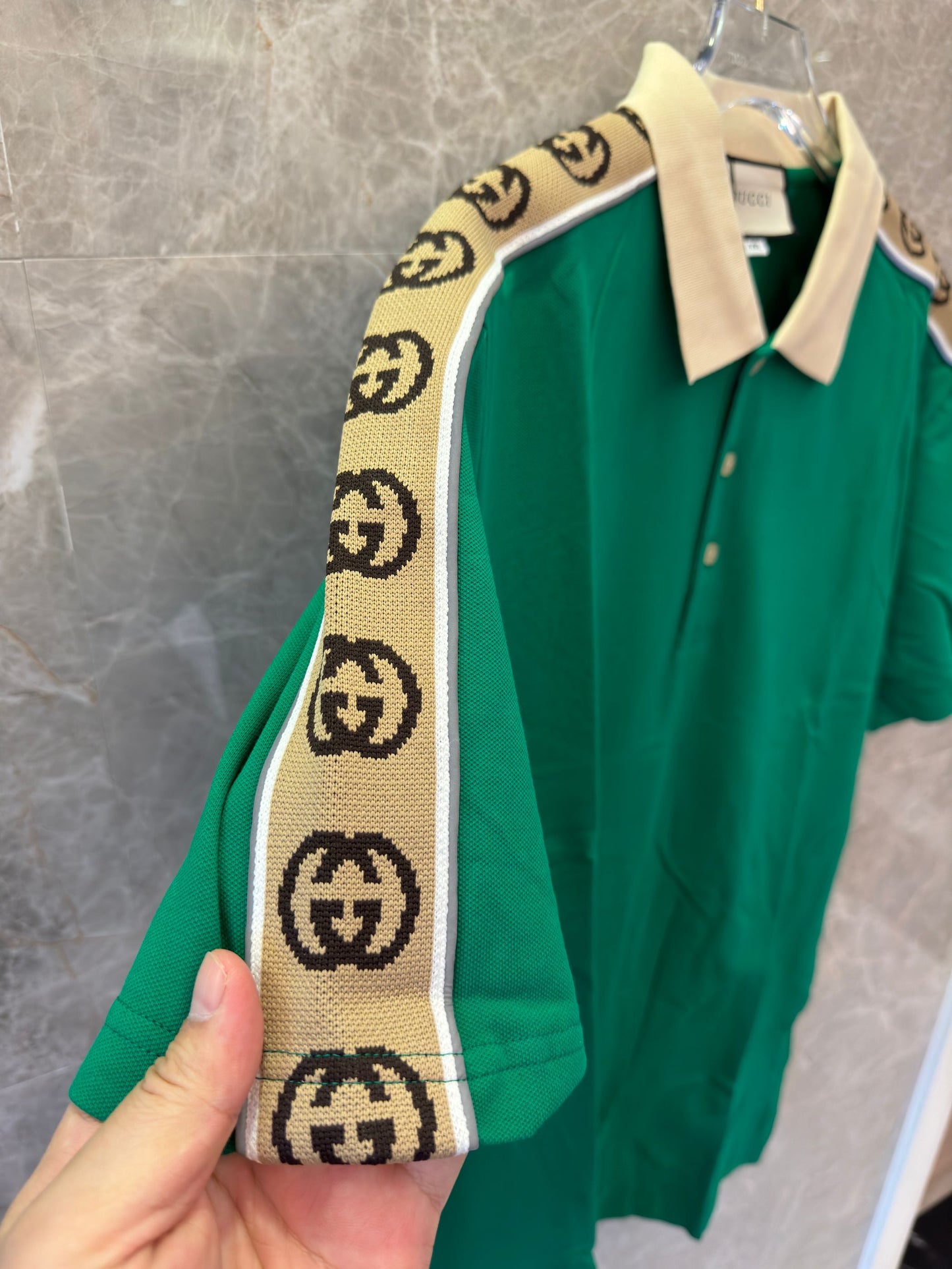 Polo verde Gucci con ribete de cinta GG distintiva
