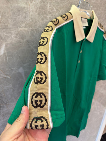 Polo verde Gucci con ribete de cinta GG distintiva
