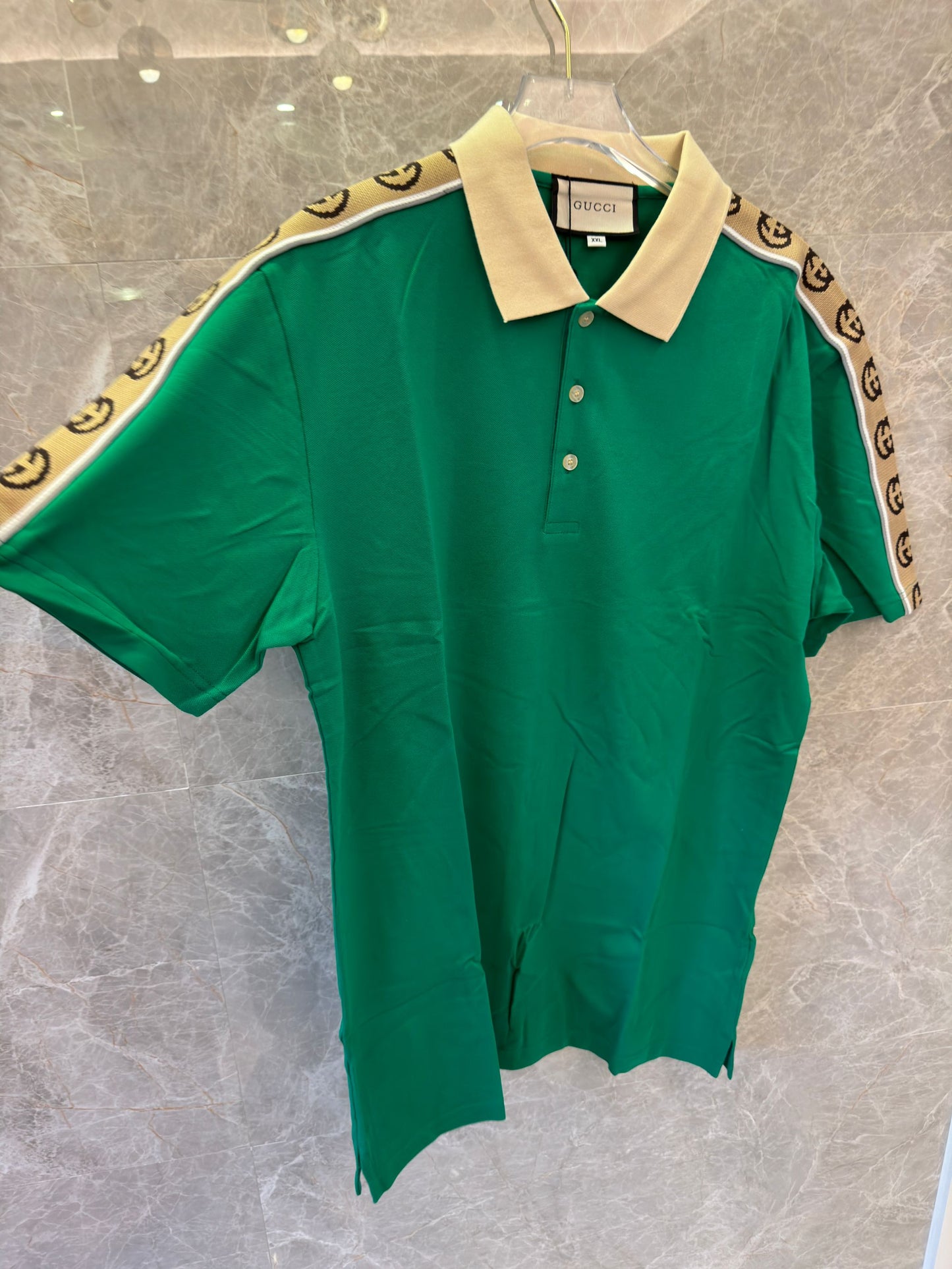 Polo verde Gucci con ribete de cinta GG distintiva