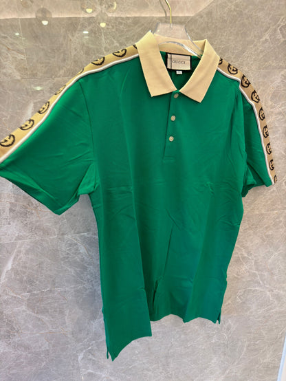 Polo verde Gucci con ribete de cinta GG distintiva