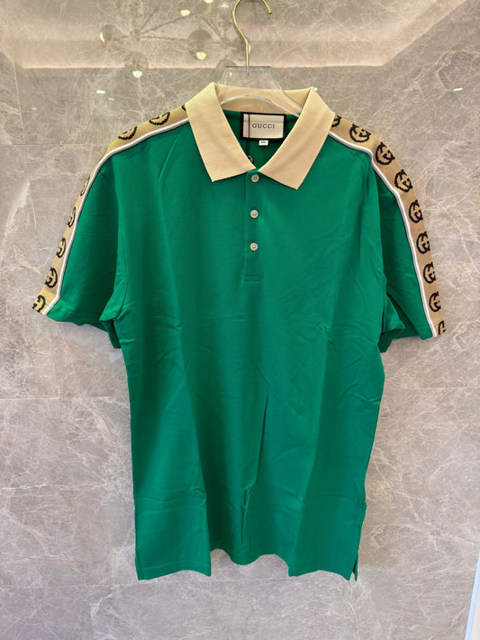 Polo verde Gucci con ribete de cinta GG distintiva