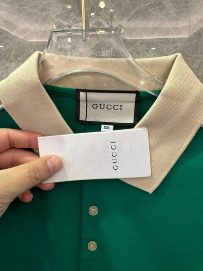 Polo verde Gucci con ribete de cinta GG distintiva