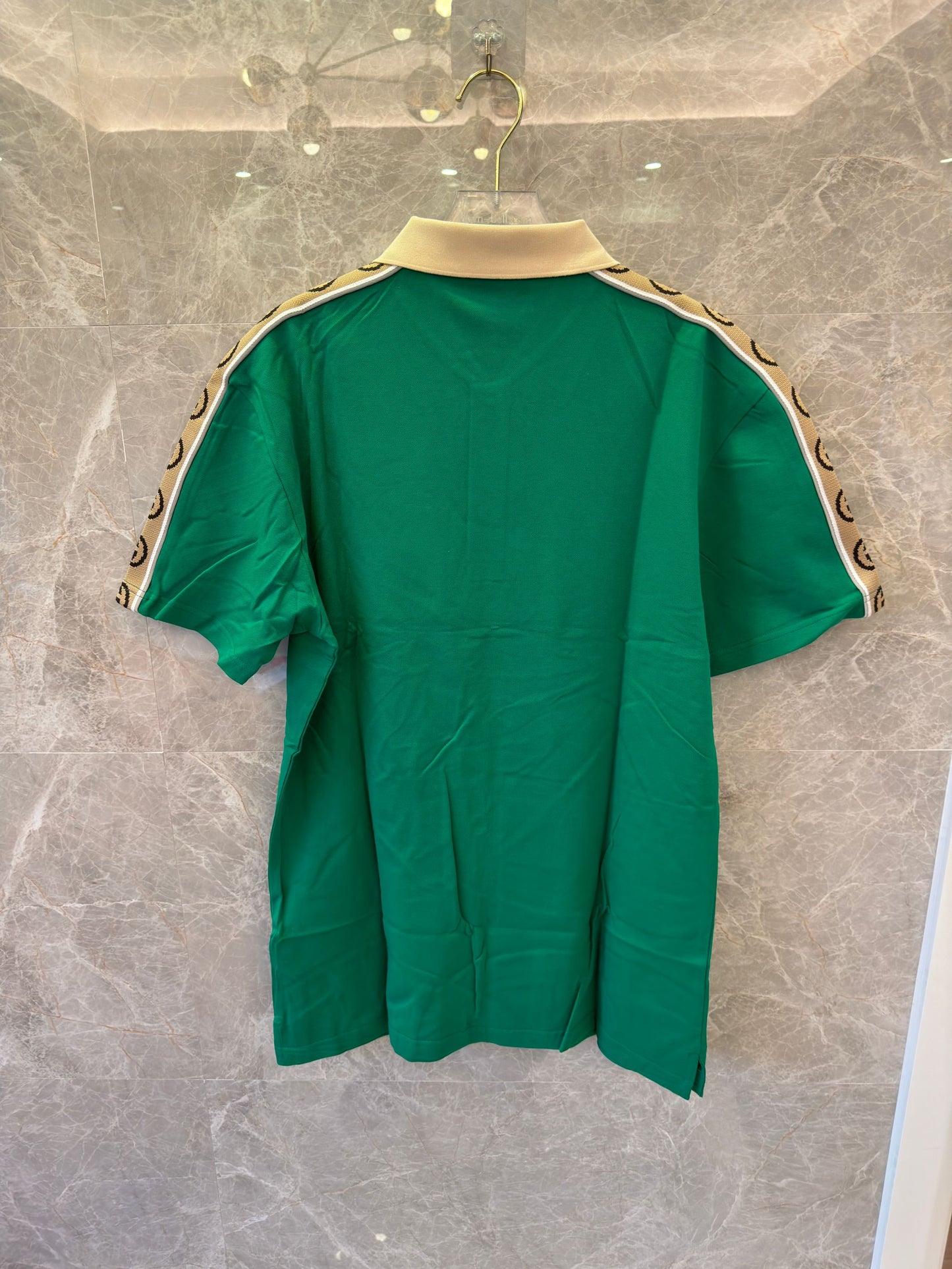 Polo verde Gucci con ribete de cinta GG distintiva