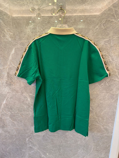 Polo verde Gucci con ribete de cinta GG distintiva