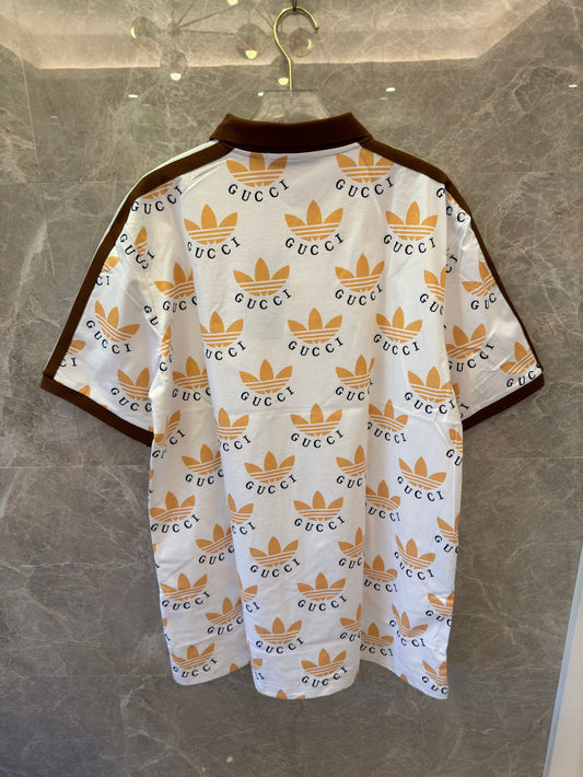 Polo con estampado de trébol de Gucci x Adidas en blanco y marrón con logotipos icónicos