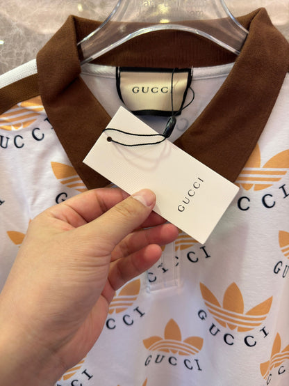 Polo con estampado de trébol de Gucci x Adidas en blanco y marrón con logotipos icónicos