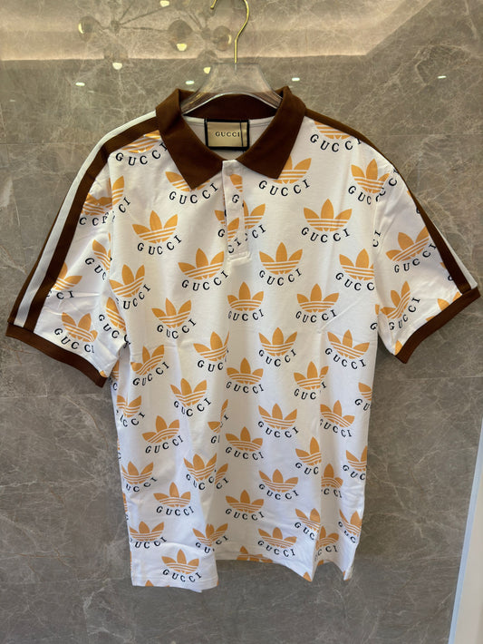 Polo con estampado de trébol de Gucci x Adidas en blanco y marrón con logotipos icónicos