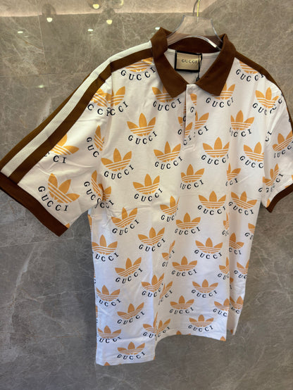 Polo con estampado de trébol de Gucci x Adidas en blanco y marrón con logotipos icónicos