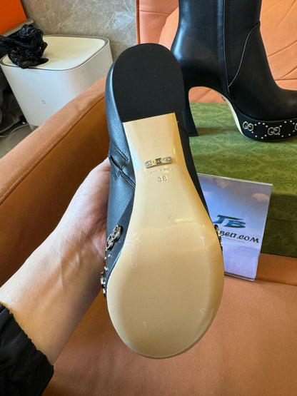 Botas Gucci con remaches y tachuelas en la parte superior de cuero para mujer