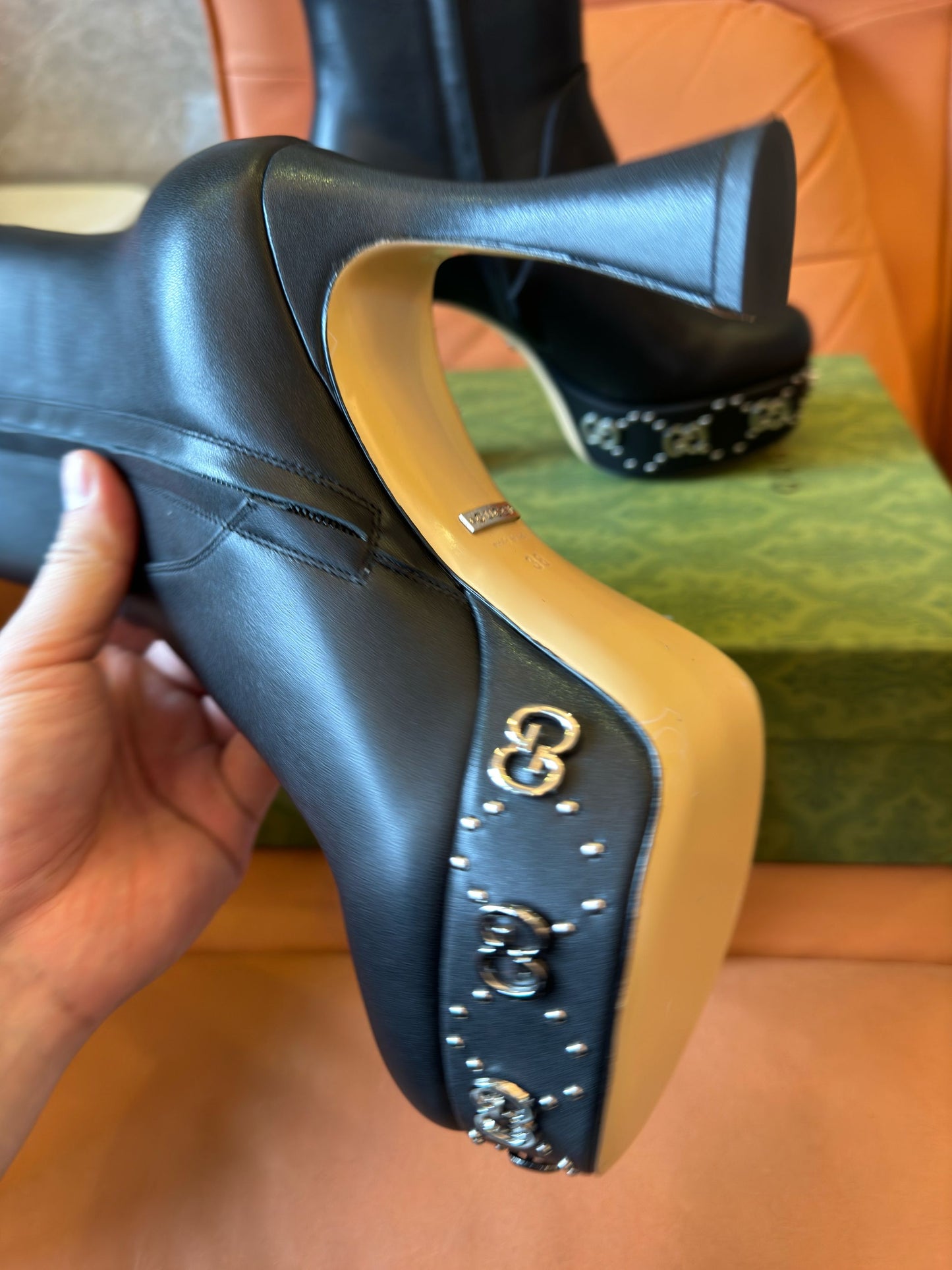 Botas Gucci con remaches y tachuelas en la parte superior de cuero para mujer