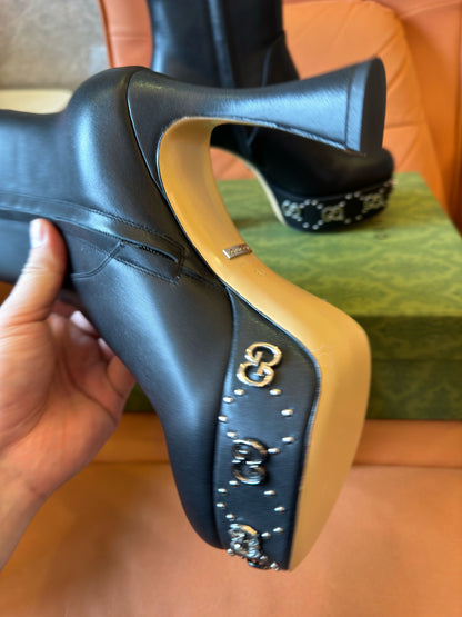 Botas Gucci con remaches y tachuelas en la parte superior de cuero para mujer