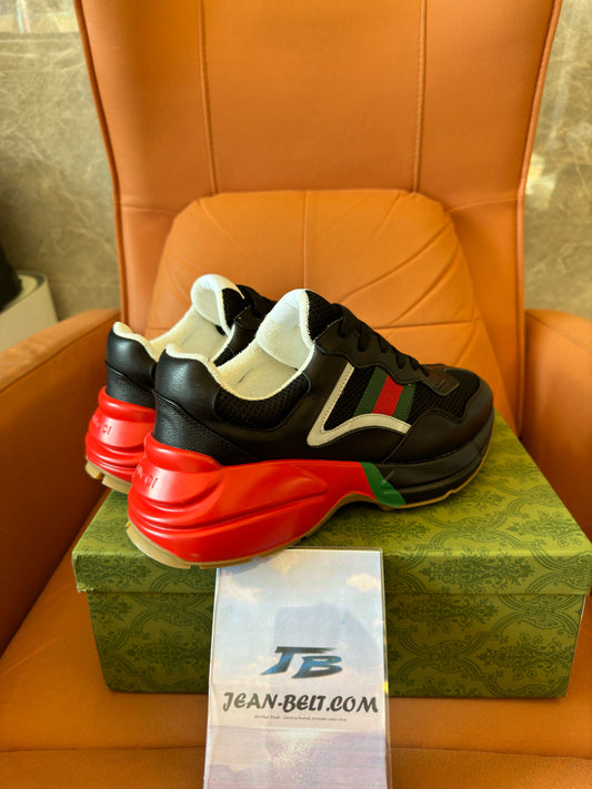 Tênis Gucci Rhyton preto, vermelho, verde, logotipo refletivo