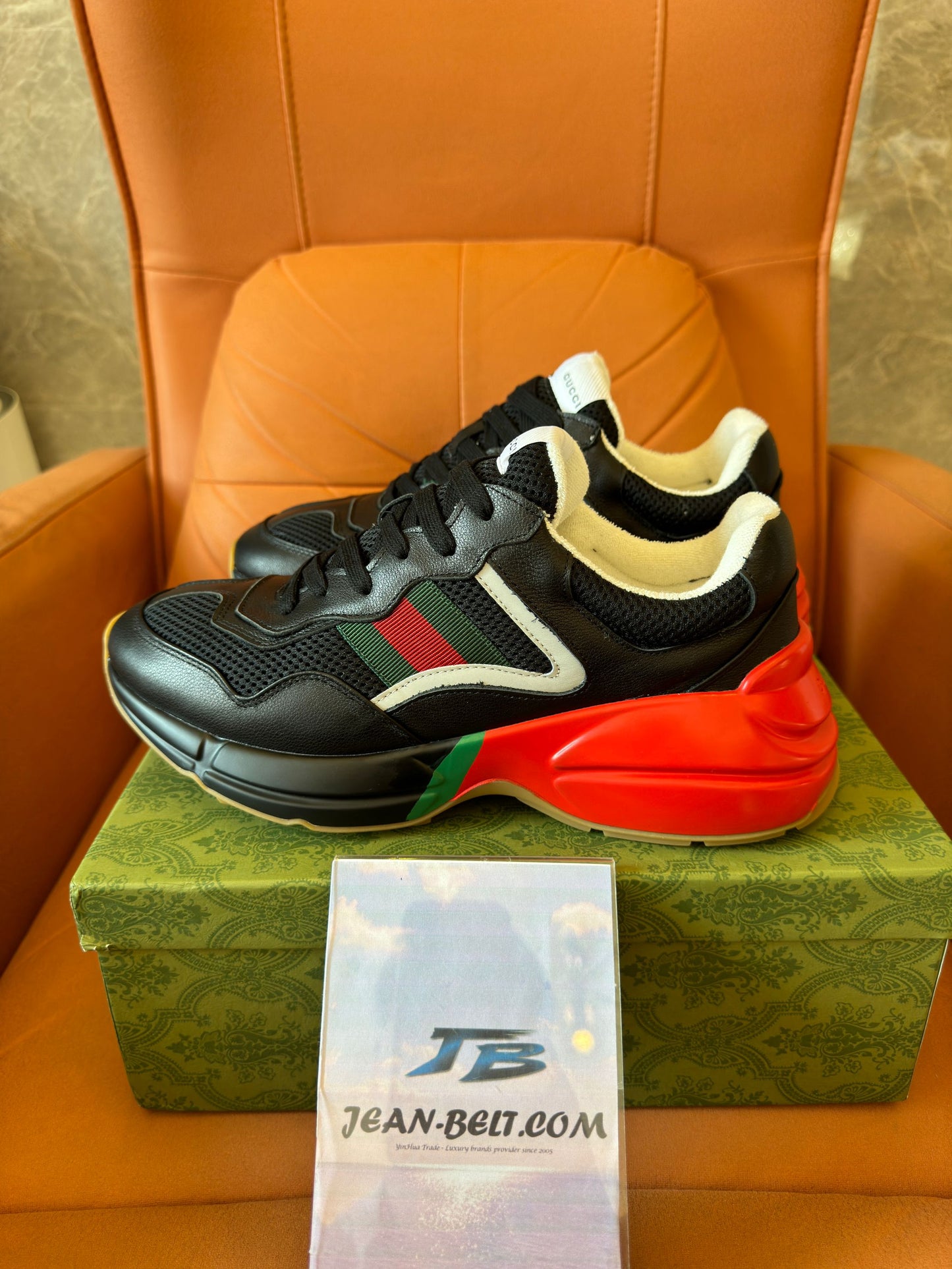 Zapatillas deportivas Gucci Rhyton con logotipo reflectante en negro, rojo y verde
