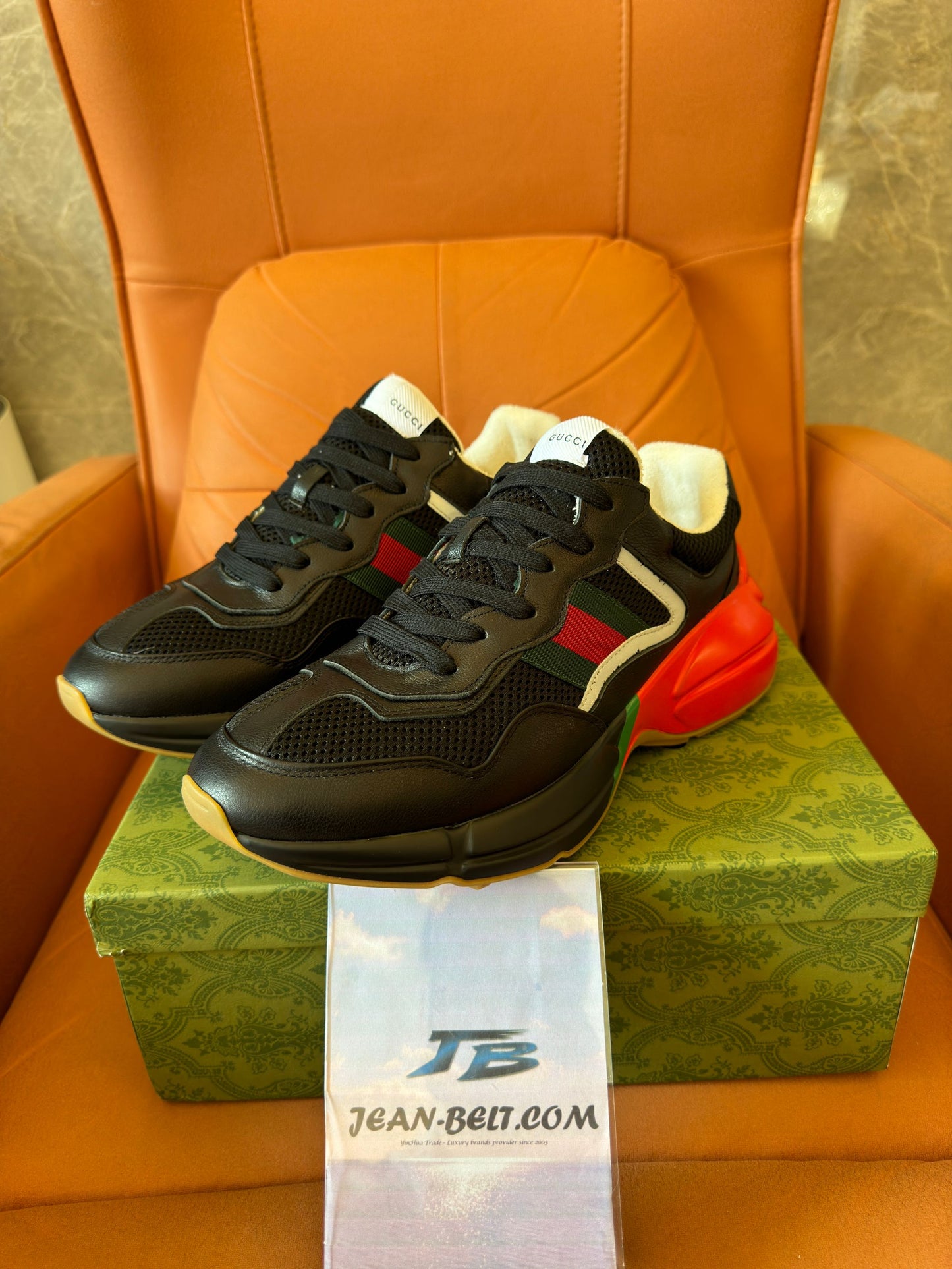 Zapatillas deportivas Gucci Rhyton con logotipo reflectante en negro, rojo y verde