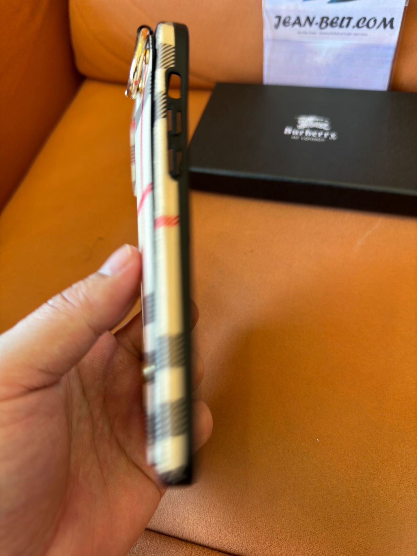 Funda clásica de piel a cuadros de Burberry para iPhone