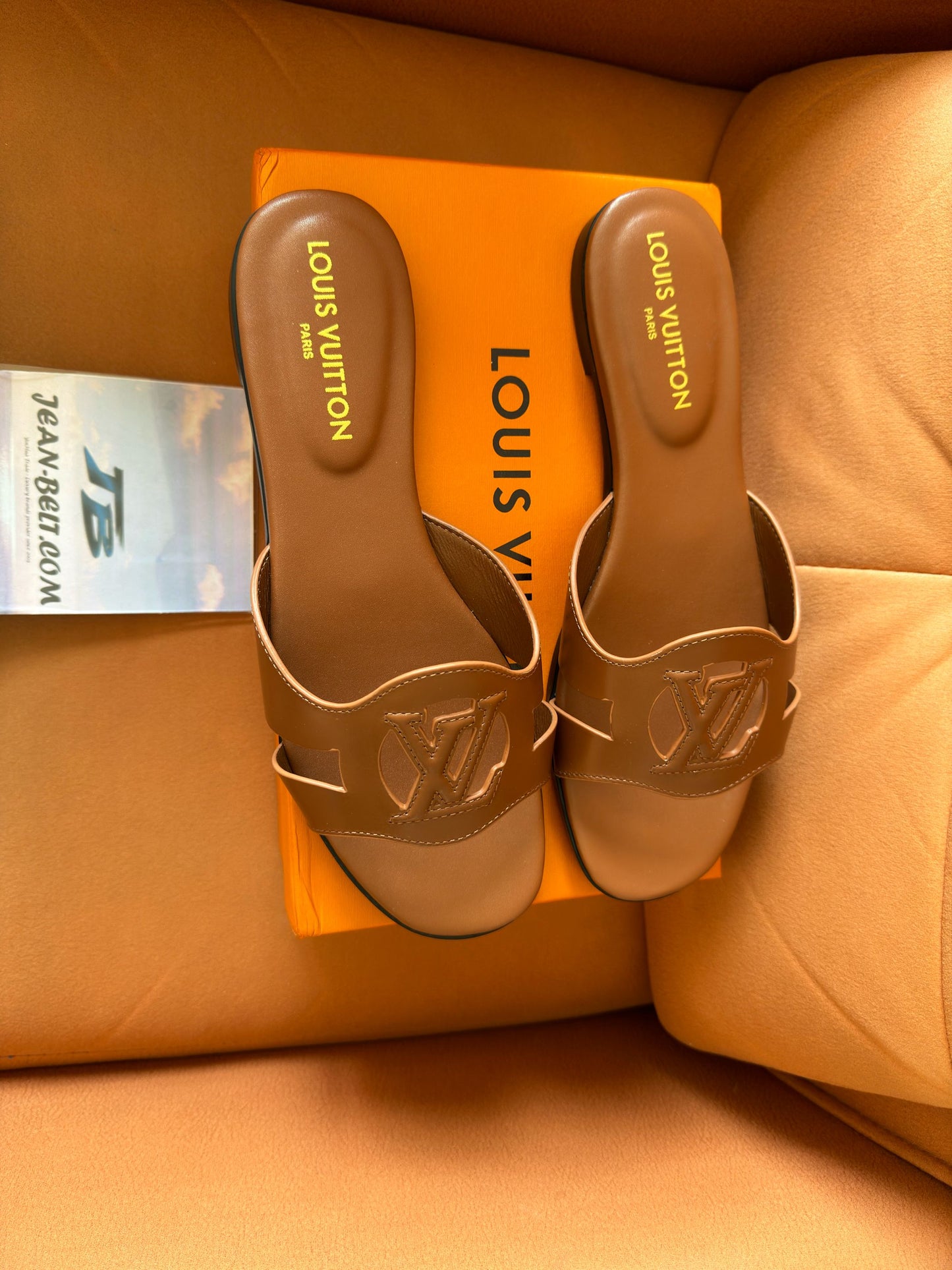 Chinelo Louis Vuitton Isola slide marrom