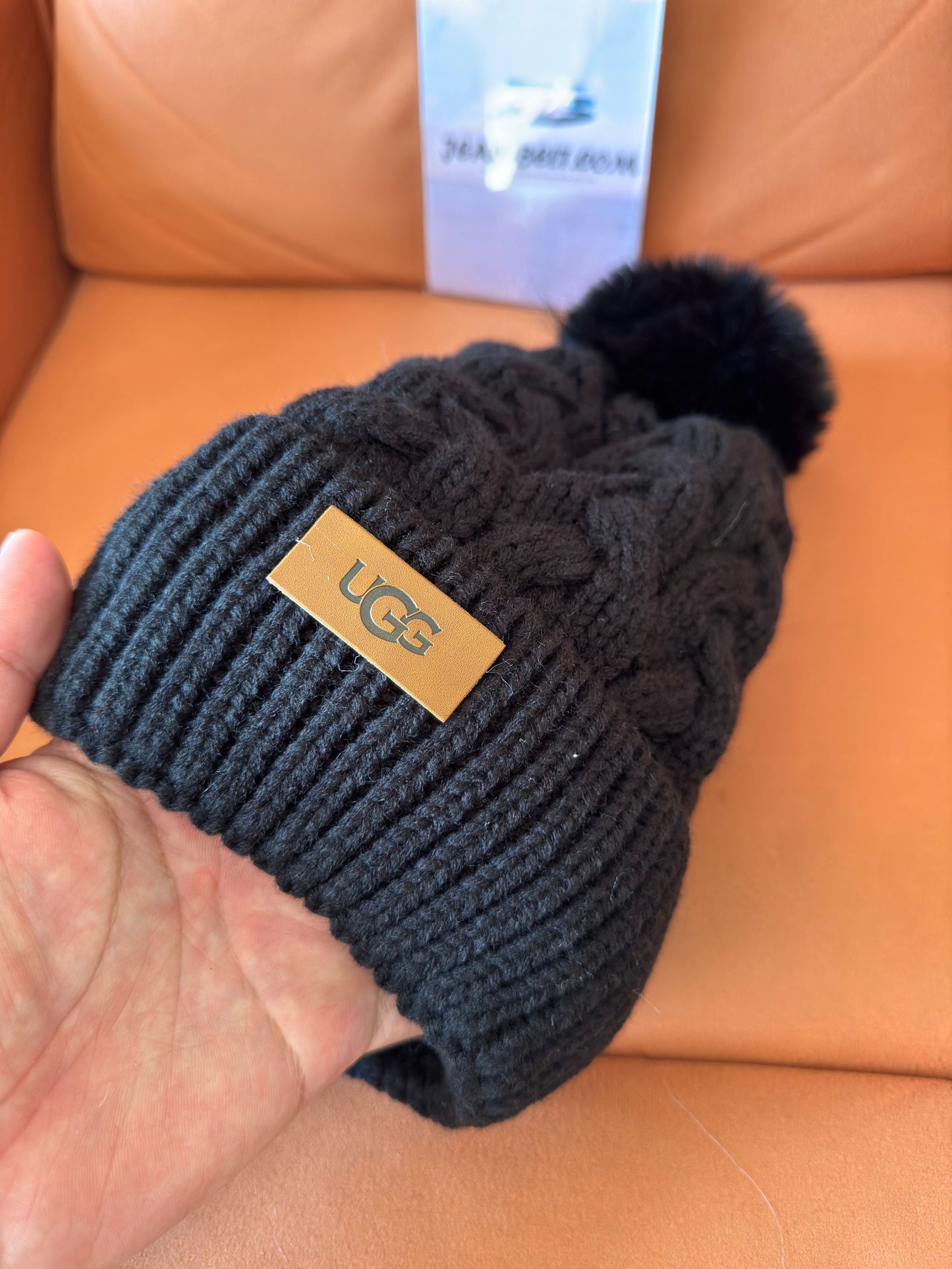 Gorro UGG preto de tricô com pompom e placa com logotipo
