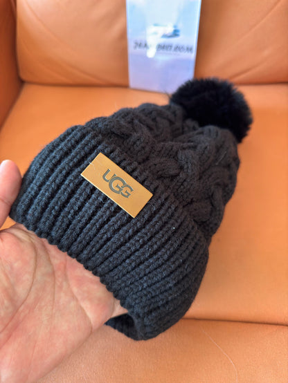 Gorro UGG preto de tricô com pompom e placa com logotipo