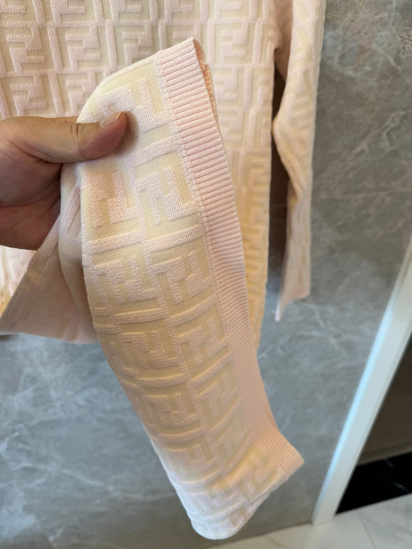 Vestido de punto con monograma en relieve de Fendi - rosa suave