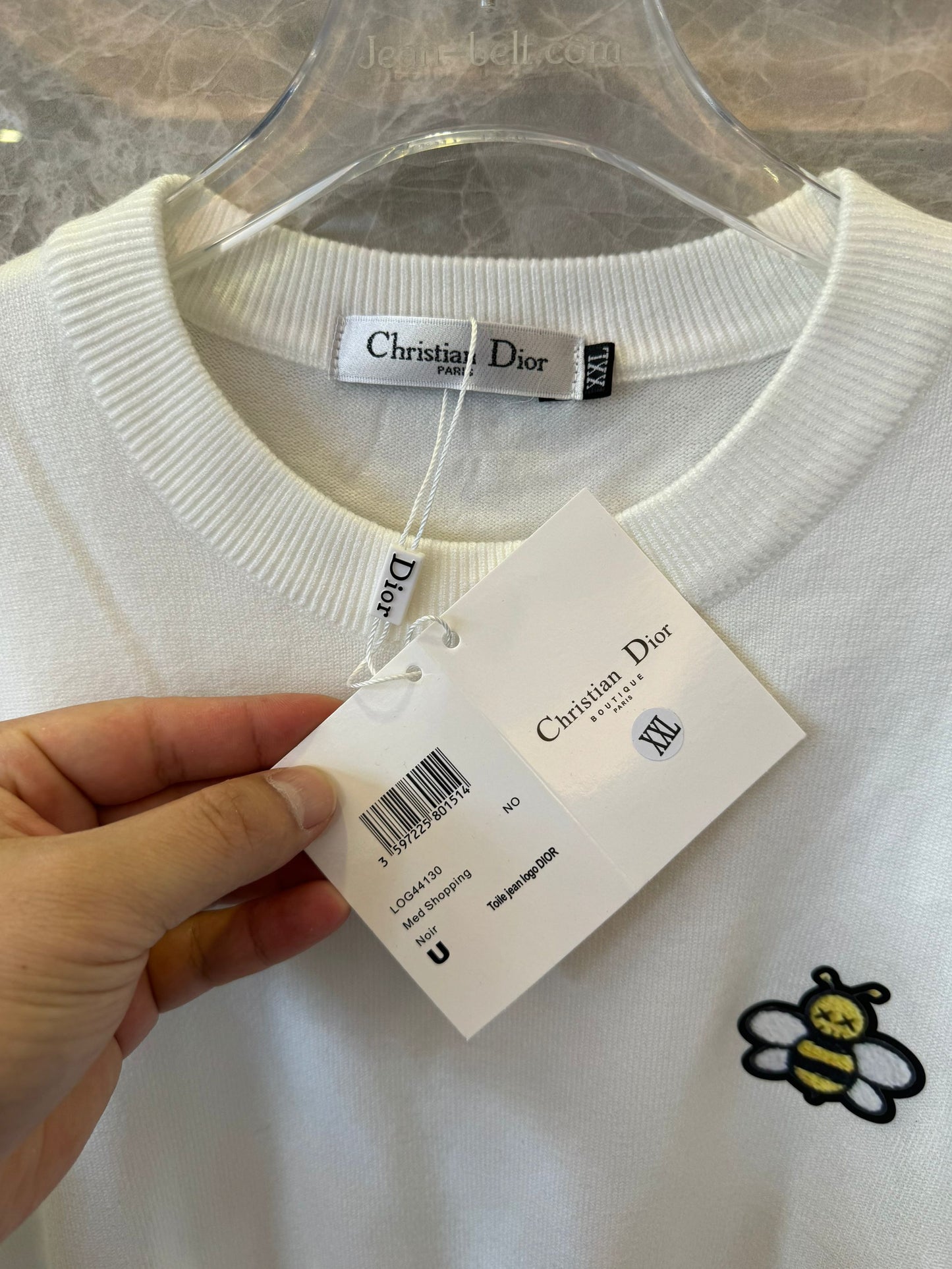 Suéter color marfil con abeja bordada de Christian Dior y detalle de rayas