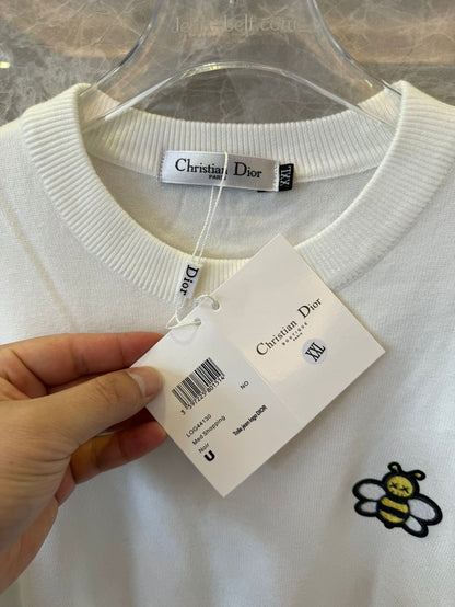 Suéter color marfil con abeja bordada de Christian Dior y detalle de rayas